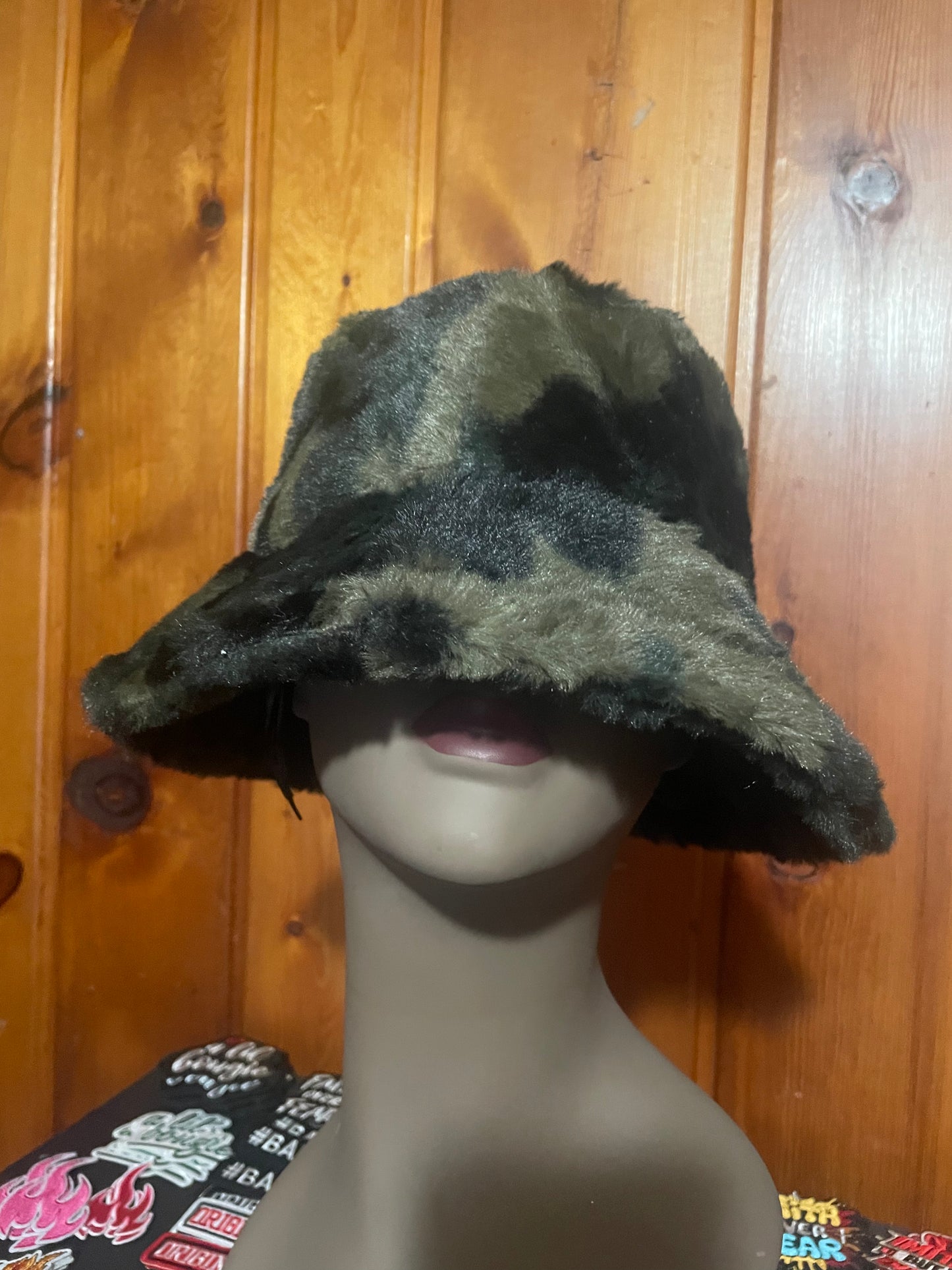 PATTERNED FAUX FUR BUCKET HAT